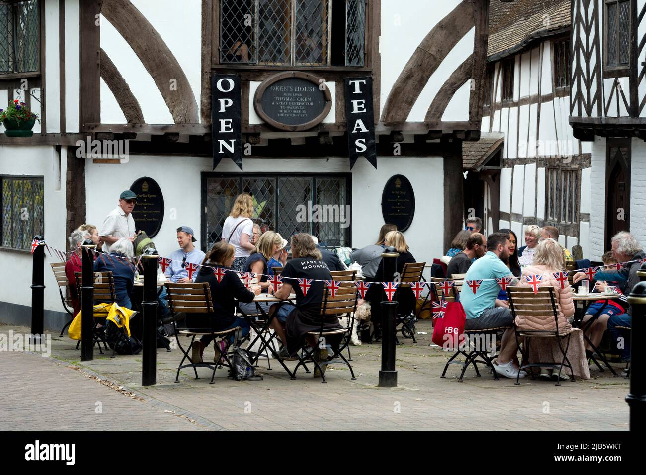 Oken`s House Teesäle während der Queen`s Platinum Jubilee Feiern, Warwick, Großbritannien Stockfoto